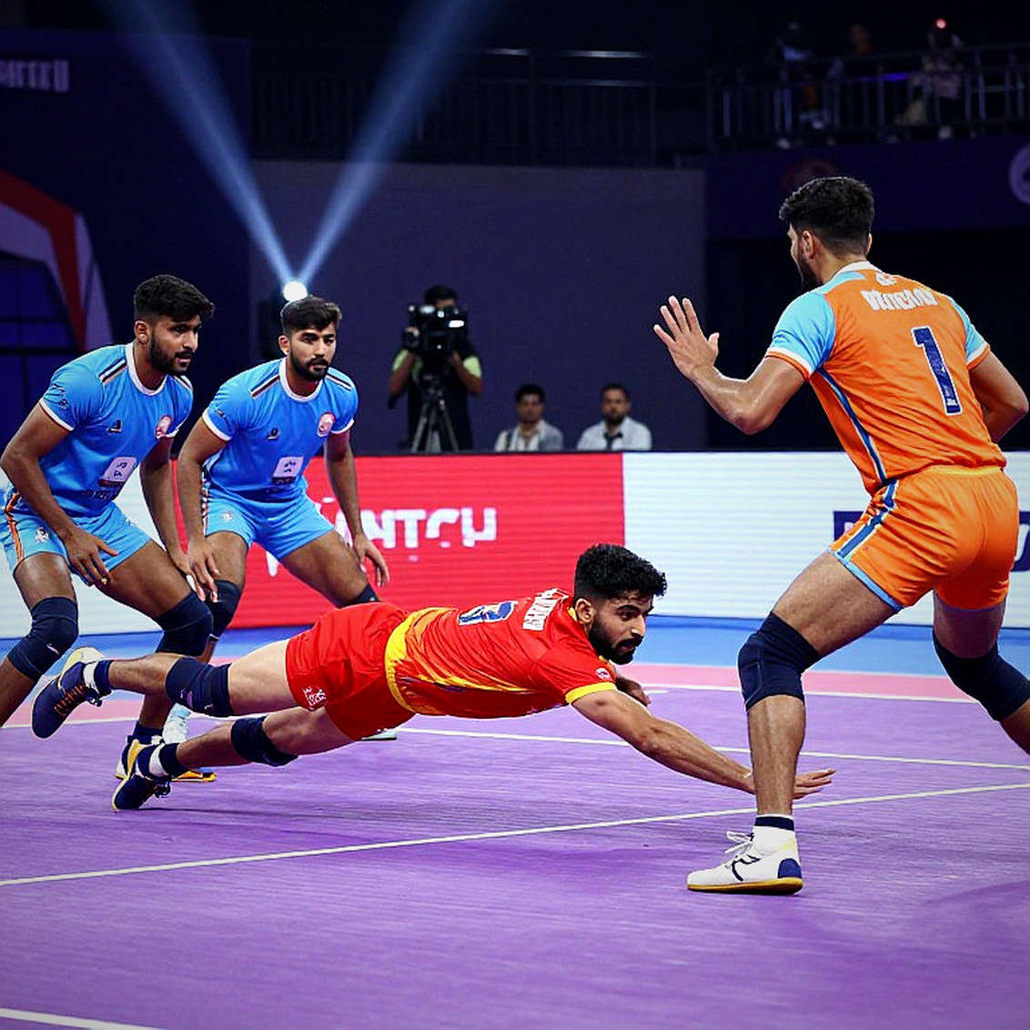 मिट्टी के अखाड़े से प्रसारण तक: कबड्डी का बदलता चेहरा और उसकी अनसुलझी चुनौतियाँ